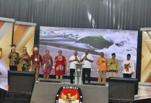 Doamu Lugas Jawab Pertanyaan Panelis di Debat Publik Pilkada Papua Barat Doamu Lugas Jawab Pertanyaan Panelis di Debat Publik Pilkada Papua Barat