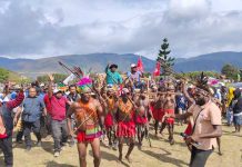 Begini Jadinya Kalau Kepala Suku Arfak Papua Kampanye di Pegaf Begini Jadinya Kalau Kepala Suku Arfak Papua Kampanye di Pegaf