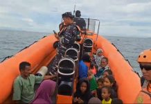 Long Boat Bermuatan 11 Penumpang Terbalik di Perairan Kaimana Long Boat Bermuatan 11 Penumpang Terbalik di Perairan Kaimana