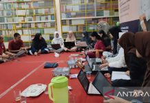 Menulis sastra untuk melembutkan dan menyehatkan jiwa Menulis sastra untuk melembutkan dan menyehatkan jiwa