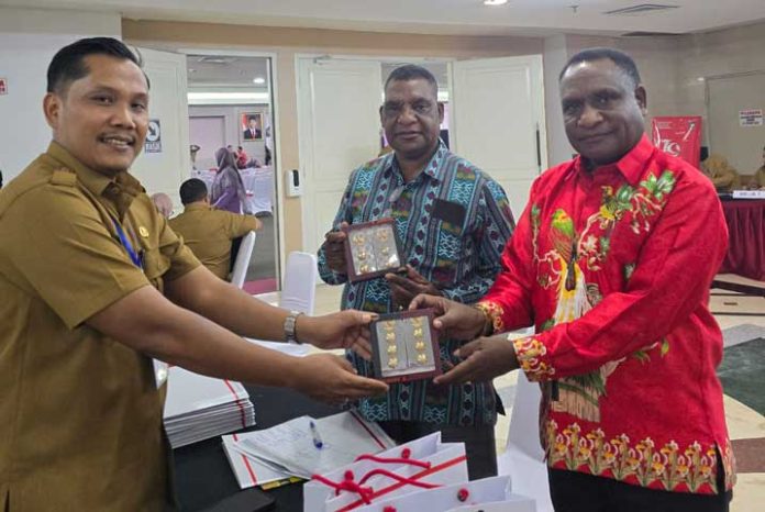 Bupati dan Wakil Bupati Pegaf Terpilih Lulus Periksa Kesehatan, Ambil Tanda Pangkat