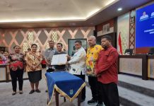 Pemprov Papua Barat Salurkan Hibah dan Bansos 88,9 M Pemprov Papua Barat Salurkan Hibah dan Bansos 88,9 M