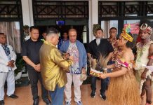 Uskup Amboina Hadiri Pengukuhan Guru Besar Roberth Hammar di Manokwari Uskup Amboina Hadiri Pengukuhan Guru Besar Roberth Hammar di Manokwari