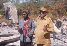 Rumah Warga Terbakar, Wabup Pegaf Sumbang 100 Lembar Seng Rumah Warga Terbakar, Wabup Pegaf Sumbang 100 Lembar Seng