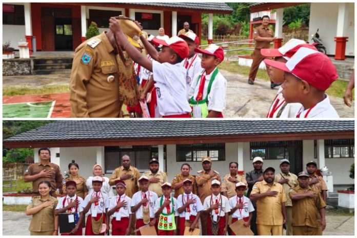 Siswa SD Ini Pegang Tongkat Bupati Pegunungan Arfak