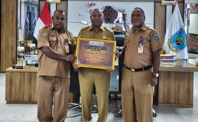 Gubernur Papua Barat Terima Penghargaan ITB Nobel Indonesia