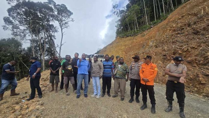 Tinjau Lokasi Longsor Pegaf, Gubernur Papua Barat Minta Bantu Pencarian Korban