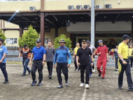 Jalan Santai HUT 79 Bhayangkara, Gubernur Papua Barat Ingatkan Bersama Jaga Kamtibmas
