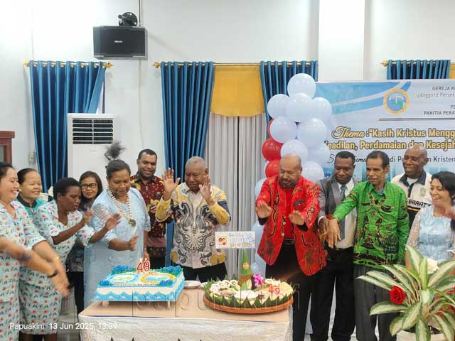 Gubernur Papua Barat Terima Kasih Persekutuan Ibu-Ibu Sara GKI