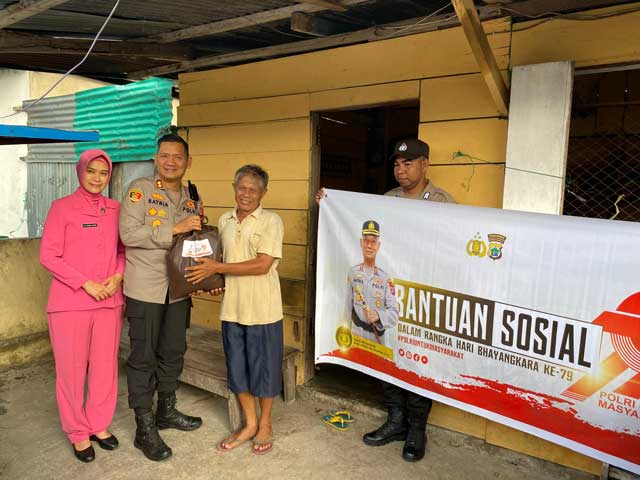 Jelang Hari Bhayangkara ke-79, Kapolres Kaimana Salurkan Bansos
