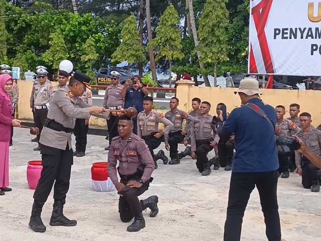 Penyiraman Air Kembang Warnai Penyambutan Bintara Remaja Polres Kaimana
