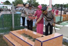 Peringati Hari Bhayangkara ke-79, Polres Kaimana Ziarah dan Tabur Bunga di Laut Peringati Hari Bhayangkara ke-79, Polres Kaimana Ziarah dan Tabur Bunga di Laut