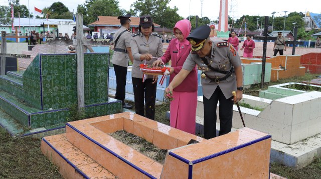 Peringati Hari Bhayangkara ke-79, Polres Kaimana Ziarah dan Tabur Bunga di Laut