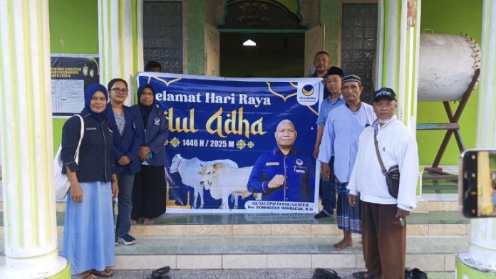 Dominggus Mandacan Beri 3 Sapi Kurban Untuk Masjid di Kaimana