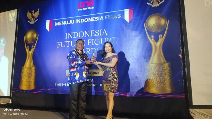Bupati Pegaf Dapat Penghargaan Kepala Daerah Terbaik
