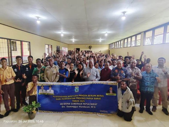 Gubernur Papua Barat Salurkan Bantuan Beras ke 4 Sekolah