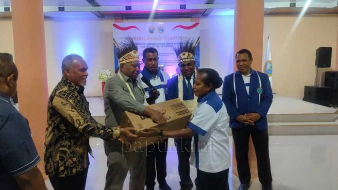 Kepala-Dinas-Kesehatan-Gubernur-Papua-Barat-bantuan-susu-FGM-GKI-Bintuni Pelantikan FGM GKI Teluk Bintuni, Gubernur Salurkan Bantuan Turunkan Stunting