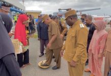 Bupati Hasan Ahmad dan Wakil Bupati Isak Waryensi Tiba di Kaimana Bupati Hasan Ahmad dan Wakil Bupati Isak Waryensi Tiba di Kaimana