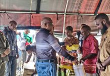 Tinjau Lokasi Banjir Mansaburi, Gubernur Papua Barat Salurkan Bantuan Tinjau Lokasi Banjir Mansaburi, Gubernur Papua Barat Salurkan Bantuan