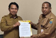 Bapenda Papua Barat Serahkan Surat Pemberitahuan Pajak Alat Berat 800 Juta ke Dinas Kehutanan Bapenda Papua Barat Serahkan Surat Pemberitahuan Pajak Alat Berat 800 Juta ke Dinas Kehutanan