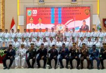 Gubernur Papua Barat Kukuhkan Personil Paskibraka Gubernur Papua Barat Kukuhkan Personil Paskibraka