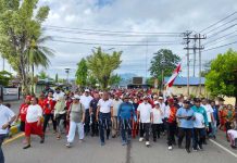 Ribuan Warga Jalan Sehat Bersama Gubernur Papua Barat Ribuan Warga Jalan Sehat Bersama Gubernur Papua Barat