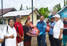 Kepala Suku Besar Arfak Beri Bantuan Untuk Jemaat GKI Ottow Geissler Biryosi Kepala Suku Besar Arfak Beri Bantuan Untuk Jemaat GKI Ottow Geissler Biryosi