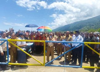 Gubernur Papua Barat Resmikan Pelabuhan Penyeberangan, Bantu 5 Bus ke Wondama Gubernur Papua Barat Resmikan Pelabuhan Penyeberangan, Bantu 5 Bus ke Wondama