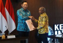 Gubernur Papua Barat Paparkan Usulan Pembangunan di Hadapan Dua Menteri Gubernur Papua Barat Paparkan Usulan Pembangunan di Hadapan Dua Menteri