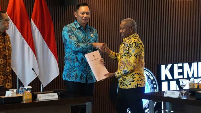Gubernur Papua Barat Paparkan Usulan Pembangunan di Hadapan Dua Menteri