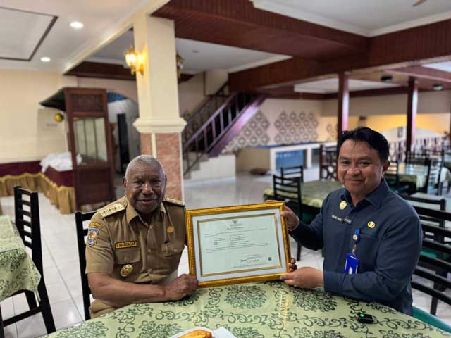 Kepala-Bapenda-Papua-Barat-Gubernur-Penghargaan-Diklatpim Kepala Bapenda Papua Barat Terbaik 2 Diklatpim Tingkat II