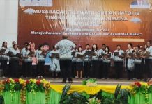 Paduan Suara Gerejawi Lantunkan Mars dan Himne MTQ IV Kaimana Paduan Suara Gerejawi Lantunkan Mars dan Himne MTQ IV Kaimana