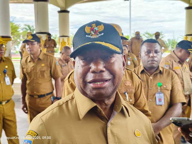 Gubernur-Papua-Barat-Dominggus-Mandacan Pemprov Papua Barat Masukkan KUA PPAS 2026 November Ini