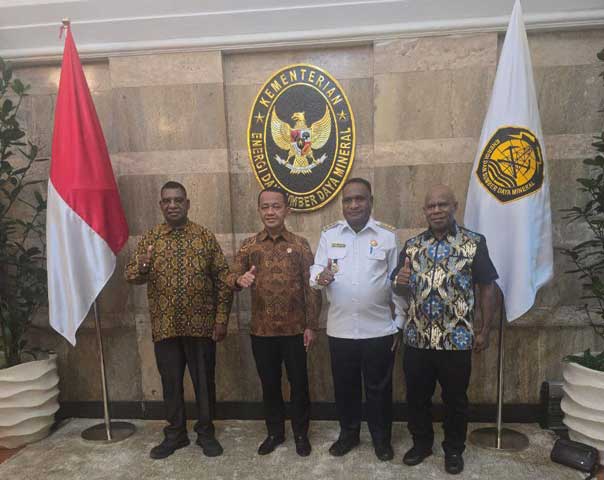 Menteri-ESDM-Bupati-Pegaf-Wakil-Bupati-Pegaf-Sekda-pegaf Bupati Pegaf Bertemu Menteri ESDM, Daya PLTMH Memut Anggi Naik 100 Persen