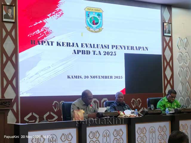 Wakil-Gubernur-Papua-Barat-Gubernur-Papua-Barat-Sekda-Papua-Barat-evaluasi-apbd-2025 Gubernur Papua Barat Ingatkan Segera Cairkan Tagihan Pihak Ketiga Tapi Sesuai Kondisi Riil Lapangan