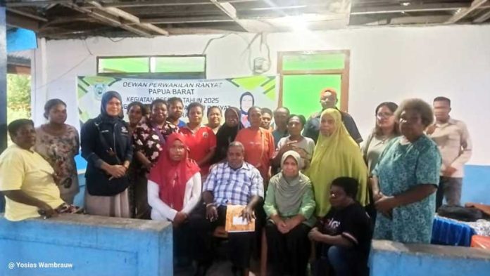 reses-rita-teurupun-anggota-dpr-papua-barat Usaha Tenun Kaimana Minta Bantu Rumah Produksi ke Rita Teurupun