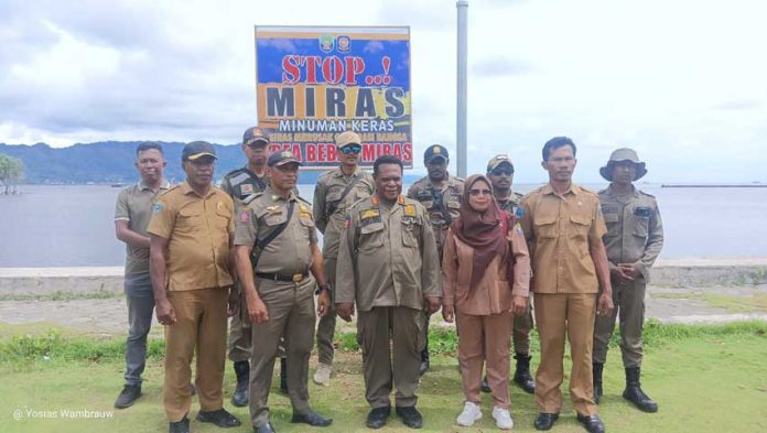 Satpol-PP-Kaimana-spanduk-anti-miras Satpol PP Kaimana Pasang Imbauan Stop Miras di Pantai Air Merah