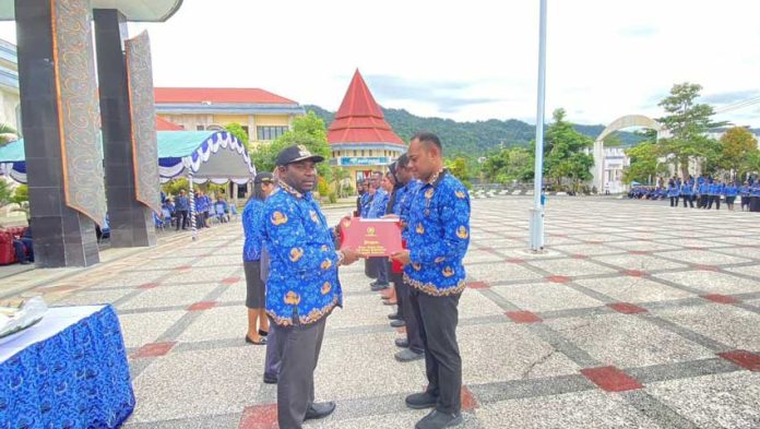 8 ASN Pemkab Kaimana Dapat Tanda Kehormatan