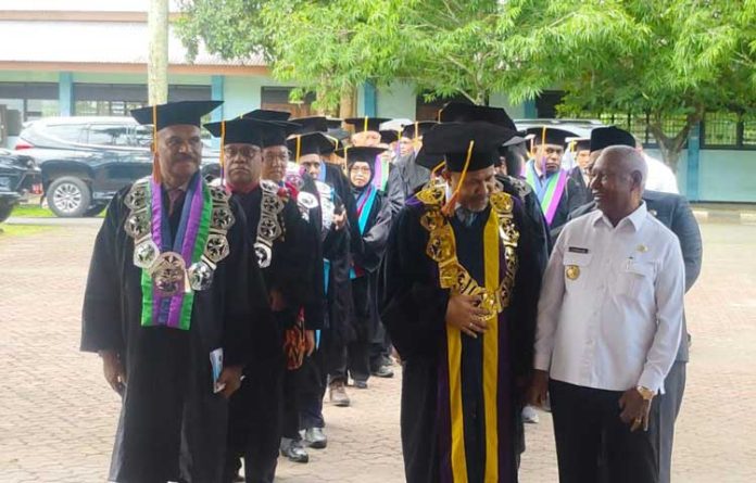 Gubernur-Papua-Barat-guru-besar-Hugo-Warami Gubernur Papua Barat Ingatkan Guru Besar Bukan Semata Gelar Akademis