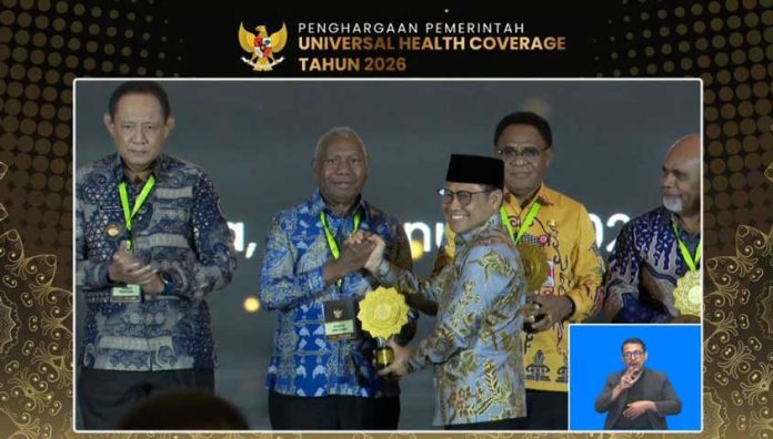 Gubernur-Papua-Barat-penghargaan-BPJS Papua Barat Raih Penghargaan UHC Award BPJS Kesehatan