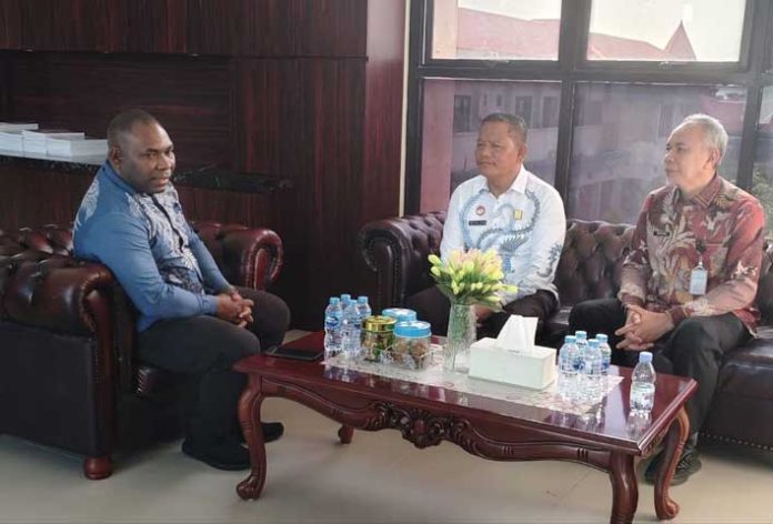 Wakil-Bupati-Kaimana-kiri-Kakanwil-Kementerian-Hukum-Papua-Barat,-Sahata-Marlen-Situngkir-tengah Kanwil Hukum Papua Barat Bakal Buka Pos Bantuan Hukum di Seluruh Kampung di Kaimana