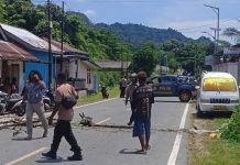 Warga Kaki Air Kaimana Palang Jalan Pasca Lakalantas Warga Kaki Air Kaimana Palang Jalan Pasca Lakalantas