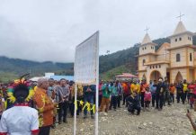 Dominggus Mandacan Beri Bantuan 500 Sak Semen GPKAI Yerusalem Mbondidip Dominggus Mandacan Beri Bantuan 500 Sak Semen GPKAI Yerusalem Mbondidip