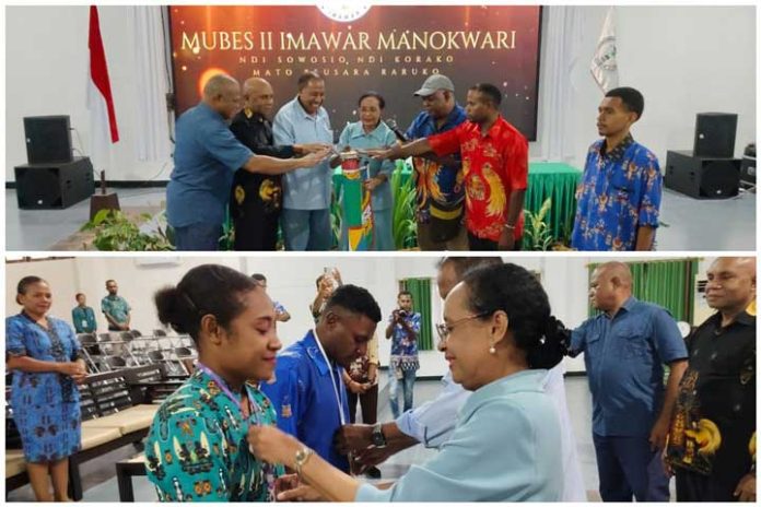 Istri-gubernur-papua-barat-mahasiswa-waropen Tokoh Waropen Ingatkan IMAWAR Bangun Daerah