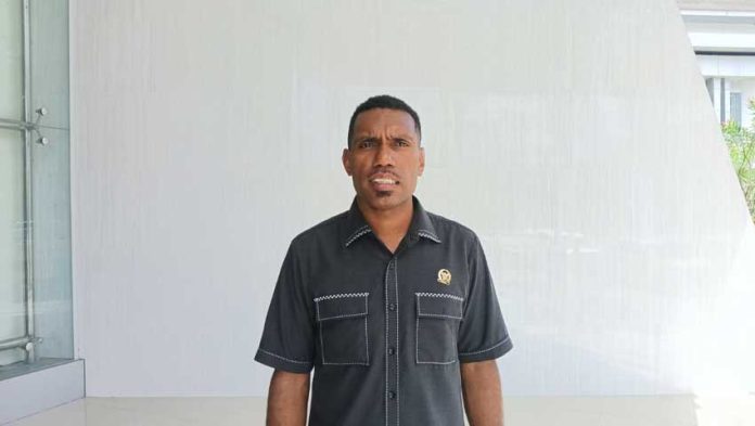 Wakil-Ketua-III-DPR-Kabupaten-Kaimana-Dennis-Yusuf-Sawi Lima Anggota Fraksi Otsus DPR Kaimana Ikut Bimtek di Manokwari