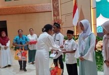 50 Anak Yatim Terima Sedekah di Bukber PKK Papua Barat 50 Anak Yatim Terima Sedekah di Bukber PKK Papua Barat