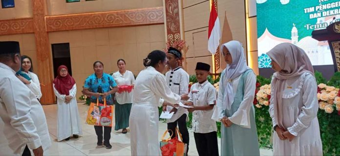 50 Anak Yatim Terima Sedekah di Bukber PKK Papua Barat