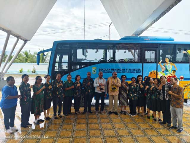 gubernur-bus-sekolah-papua-barat SMA Keberbakatan Olahraga Papua Barat Dapat Bantuan Bus Sekolah