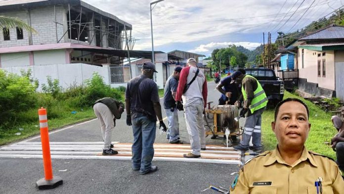 Dishub Kaimana Pasang Rumble Strip di Kaki Air Kecil