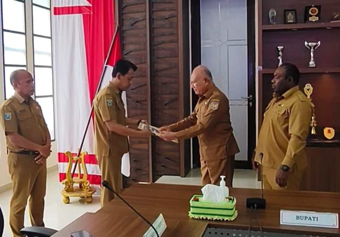 Bupati Kaimana Serahkan DPA 2026 ke OPD